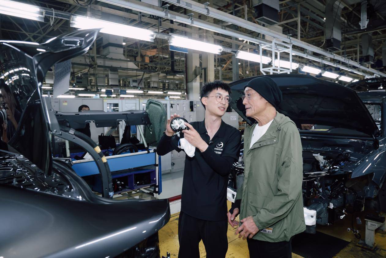 影帝梁家輝首次走進長安馬自達南京工廠,MAZDA CX-50行也HEV正式下線